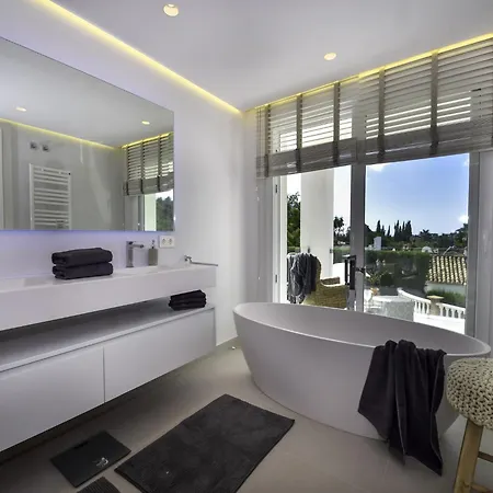 Tranquil Sea View For 8 فيلة ماربيا